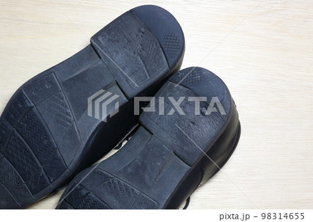 履き古したビジネスシューズ 98314655