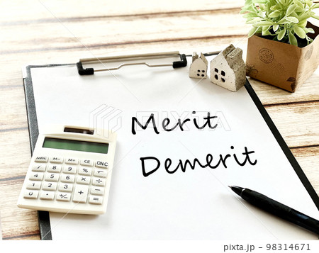 家小物2個と計算機とクリップボードとMeritとDemeritの文字 家小物2個と計算機とクリップボードとMeritとDemeritの文字 98314671