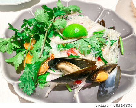 タイ料理:ヤムウンセン(シーフードと春雨のスパイシーサラダ) タイ料理:ヤムウンセン(シーフードと春雨のスパイシーサラダ) 98314800