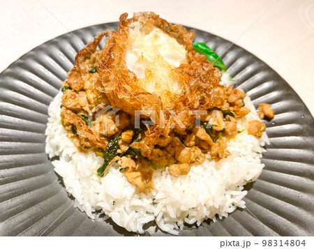 タイ料理・ガパオライス 98314804