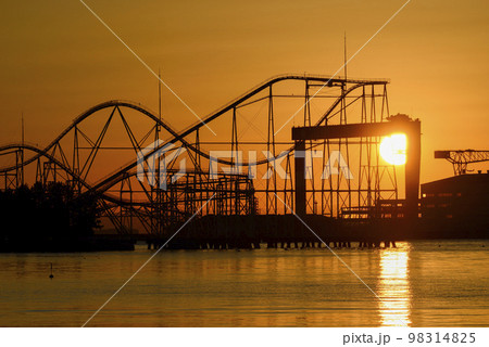 東京湾の日の出【神奈川県横浜市金沢区】海の公園 東京湾の日の出【神奈川県横浜市金沢区】海の公園 98314825