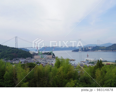 愛媛県今治市より望む来島海峡大橋 98314878