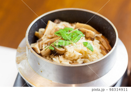松茸の釜飯 98314911