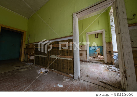 Interior of old destructed abandoned building Interior of old destructed abandoned building 98315050