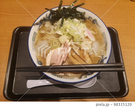 舎鈴の夏限定メニュー「冷やかけラーメン」 98315120