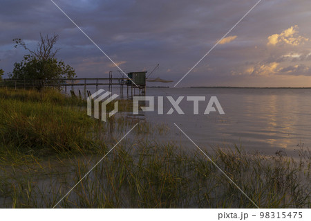 Traditional fishing hut on river Gironde, Bordeaux, Aquitaine, France 98315475