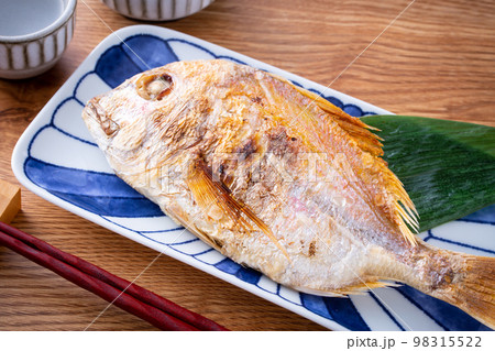 鯛の姿焼きと日本酒 98315522
