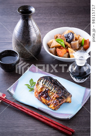 鯖の塩焼きと日本酒 鯖の塩焼きと日本酒 98315717