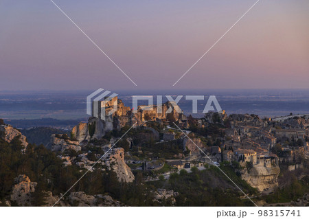 Medieval castle and village, Les Baux-de-Provence, Alpilles mountains, Provence, France Medieval castle and village, Les Baux-de-Provence, Alpilles mountains, Provence, France 98315741