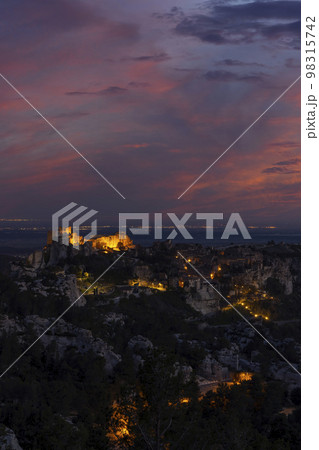 Medieval castle and village, Les Baux-de-Provence, Alpilles mountains, Provence, France Medieval castle and village, Les Baux-de-Provence, Alpilles mountains, Provence, France 98315742