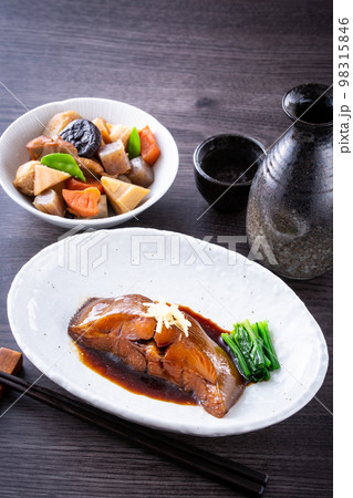 カレイの煮付けと日本酒 98315846