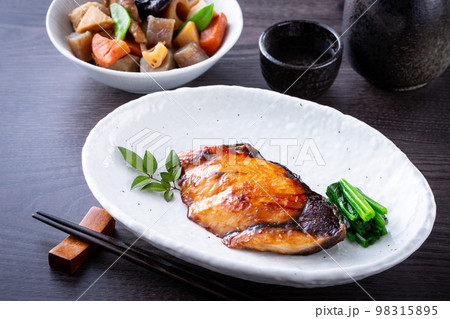 鰤の照り焼きと日本酒 98315895
