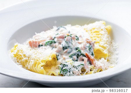 pasta with creamy salmon sauce with spinach 98316017