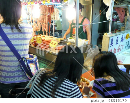 台湾台北　士林夜市B級グルメ食べ歩き 98316179