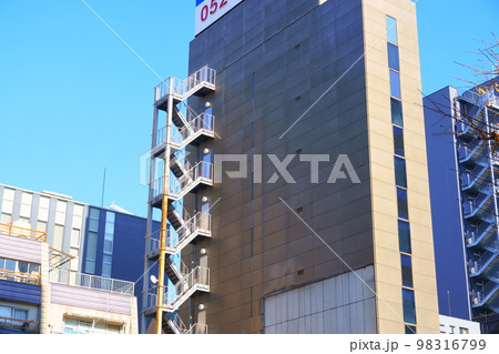 ビルの階段 98316799