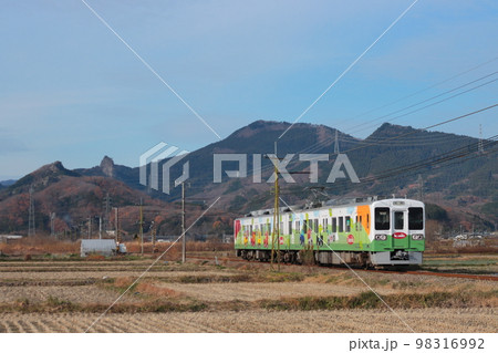妙義山をバックに走る上信電鉄700形電車_2022/12/17撮影 98316992