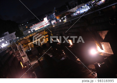 イベントでライトアップされる神奈川県浦賀ドックとドッグサイドクレーン イベントでライトアップされる神奈川県浦賀ドックとドッグサイドクレーン 98316995