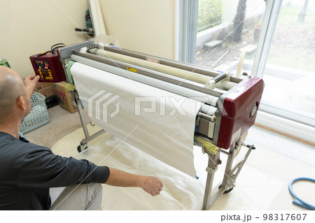 自動壁紙糊付機 98317607