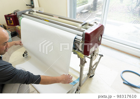 自動壁紙糊付機 98317610