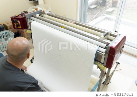 自動壁紙糊付機 98317613