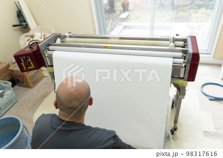 自動壁紙糊付機 98317616