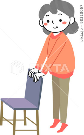 椅子につかまってかかと上げの運動をするシニア女性 98318067