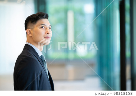 男性、ビジネス、ビジネスマン、日本人、スーツ、フォーマル、CEO、若手社長、オフィス、男性社員 男性、ビジネス、ビジネスマン、日本人、スーツ、フォーマル、CEO、若手社長、オフィス、男性社員 98318158