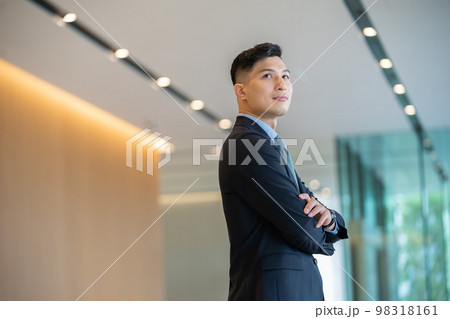男性、ビジネス、ビジネスマン、日本人、スーツ、フォーマル、CEO、若手社長、オフィス、男性社員 男性、ビジネス、ビジネスマン、日本人、スーツ、フォーマル、CEO、若手社長、オフィス、男性社員 98318161