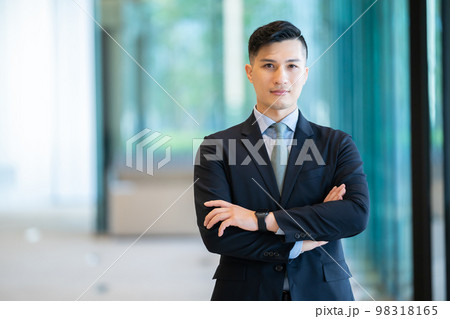 男性、ビジネス、ビジネスマン、日本人、スーツ、フォーマル、CEO、若手社長、オフィス、男性社員 男性、ビジネス、ビジネスマン、日本人、スーツ、フォーマル、CEO、若手社長、オフィス、男性社員 98318165