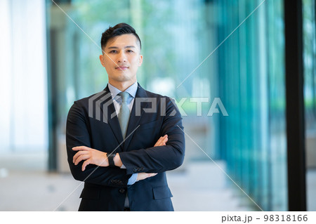 男性、ビジネス、ビジネスマン、日本人、スーツ、フォーマル、CEO、若手社長、オフィス、男性社員 98318166