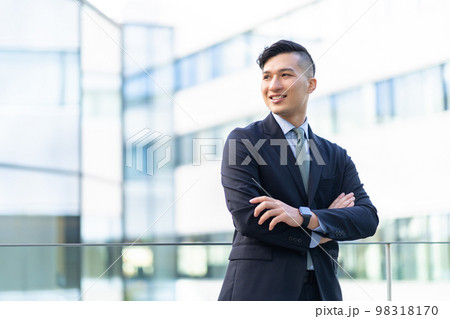 男性、ビジネス、ビジネスマン、日本人、スーツ、フォーマル、CEO、若手社長、オフィス、男性社員 男性、ビジネス、ビジネスマン、日本人、スーツ、フォーマル、CEO、若手社長、オフィス、男性社員 98318170