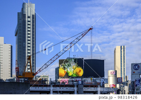 再開発が進む渋谷駅と周辺のビル群　東京都渋谷区 98318426
