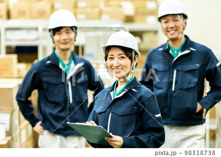 倉庫管理をするヘルメットを被った現場作業員 98318738