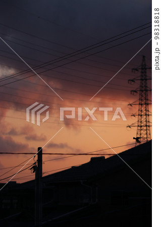 故郷の街と茜空 98318818
