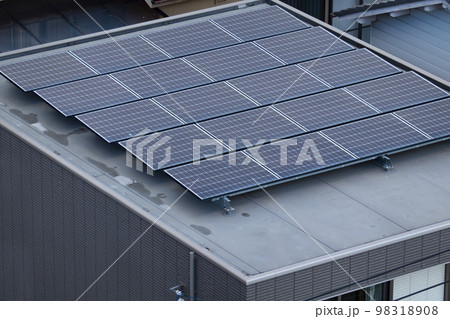 屋根の上の太陽光発電パネル 98318908