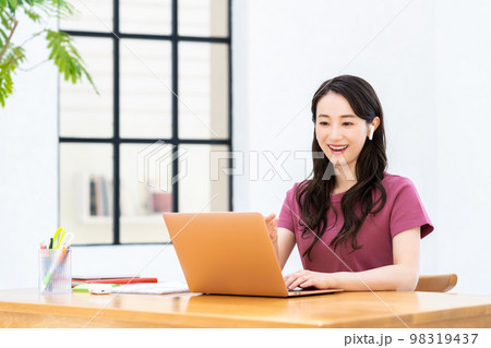 オフィスのエンジニア 98319437