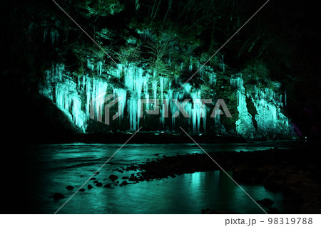氷柱ライトアップ　＜三十槌の氷柱＞ 98319788