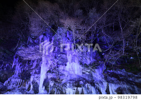 氷柱ライトアップ　＜三十槌の氷柱＞ 98319798