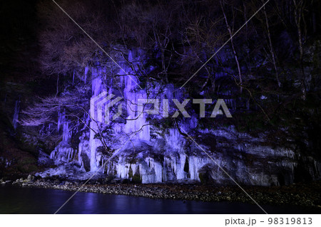 氷柱ライトアップ　＜三十槌の氷柱＞ 98319813