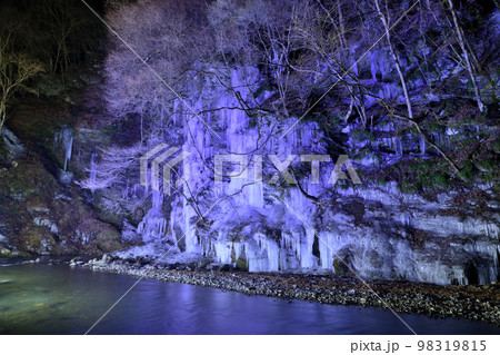 氷柱ライトアップ　＜三十槌の氷柱＞ 98319815