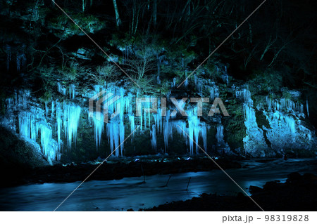 氷柱ライトアップ　＜三十槌の氷柱＞ 98319828