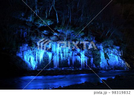 氷柱ライトアップ　＜三十槌の氷柱＞ 98319832
