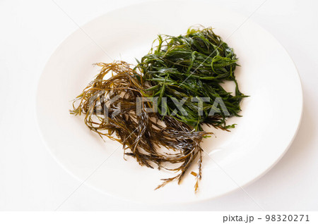 白い背景の生と茹でたアカモク 98320271