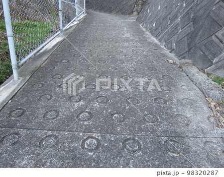 急な坂道 急な坂道 98320287