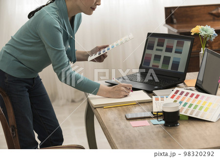 女性クリエイターイメージ 98320292