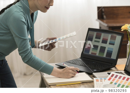 女性クリエイターイメージ 女性クリエイターイメージ 98320293