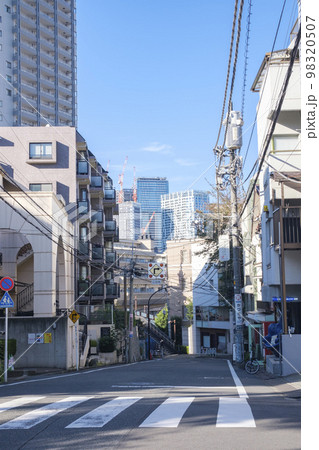 再開発で変貌するビル群と住宅街の風景　東京都渋谷区恵比寿西 98320507