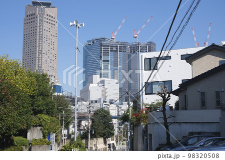 再開発で変貌するビル群と住宅街の風景　東京都渋谷区鉢山町 98320508