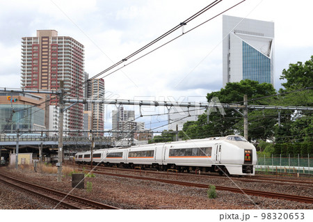 川口駅を通過する特急草津号（651系電車） 98320653
