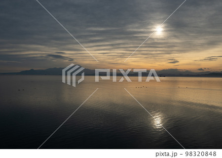 朝焼けに映える大山と中海 98320848